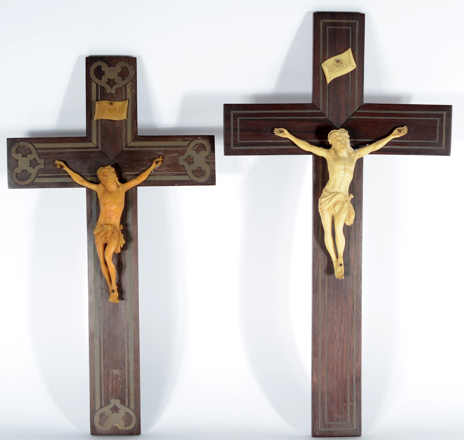 Dois crucifixos de madeira com figuras de Cristo de resina. - foto 1 de 6