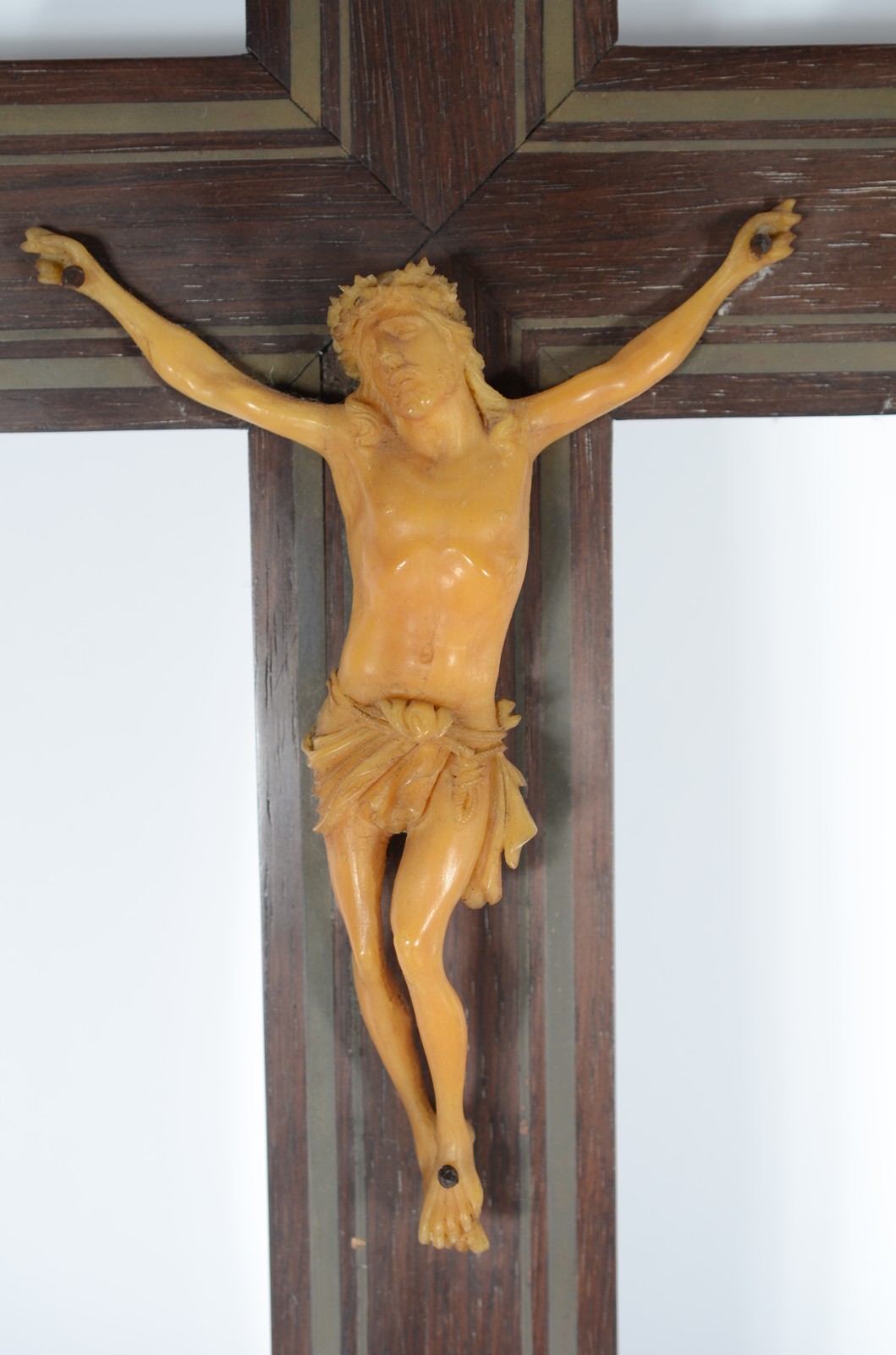 Dois crucifixos de madeira com figuras de Cristo de resina. - foto 2 de 6