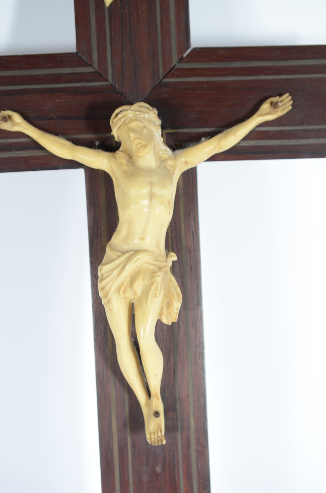 Dois crucifixos de madeira com figuras de Cristo de resina. - foto 3 de 6