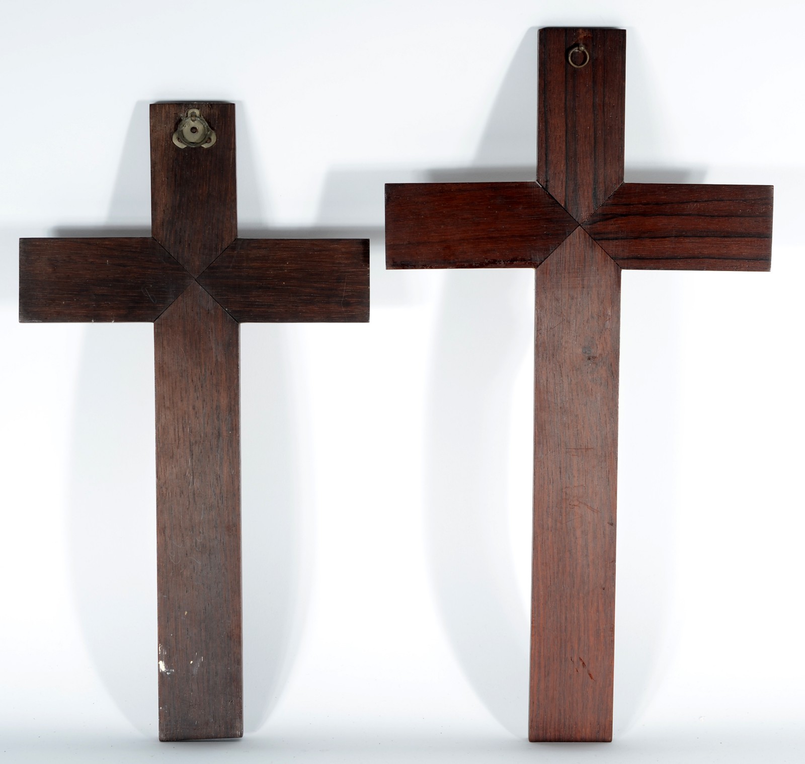 Dois crucifixos de madeira com figuras de Cristo de resina. - foto 6 de 6