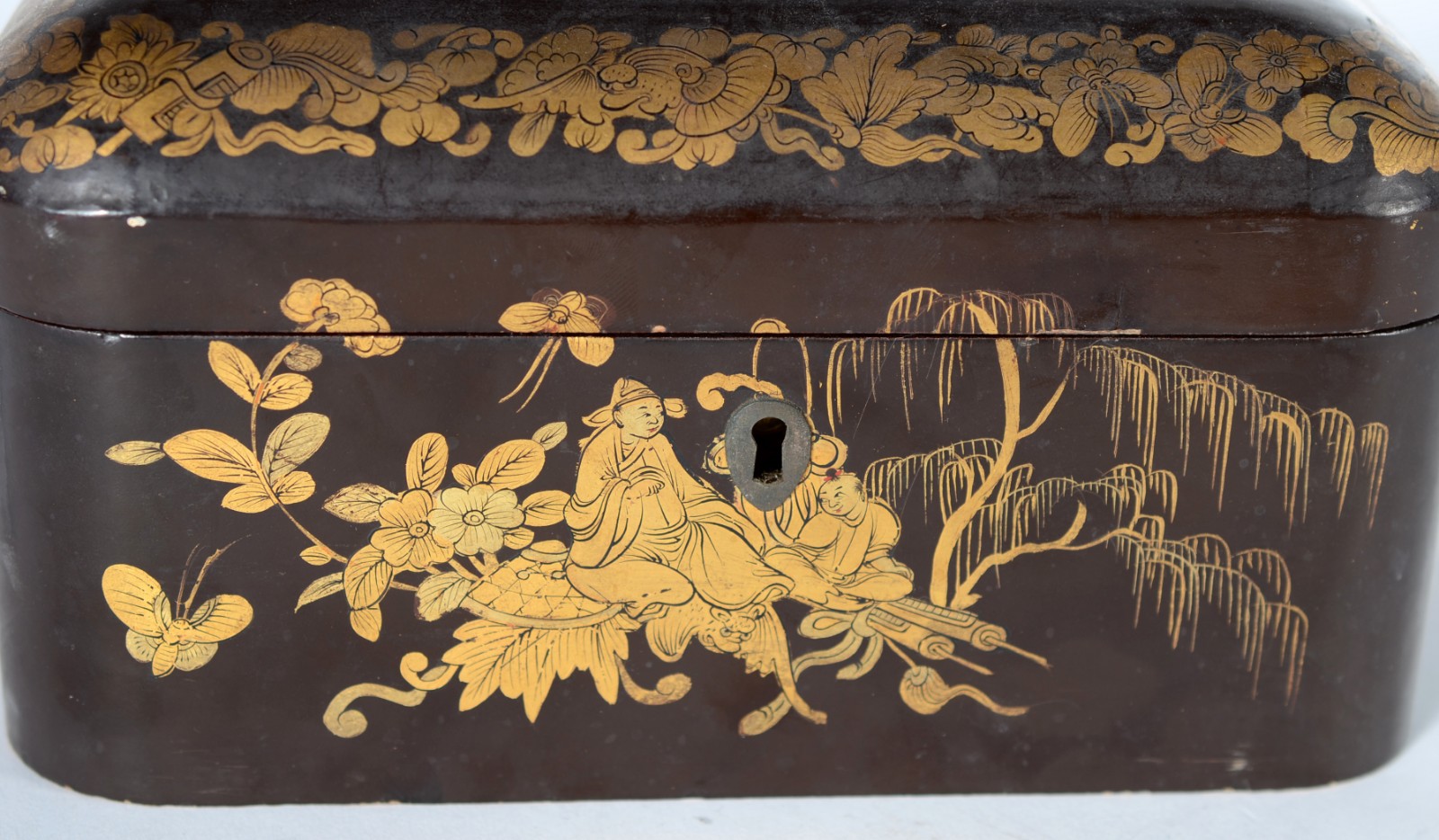 Antiga caixa chinesa de charão, decoração com figuras na tampa e... - foto 5 de 5