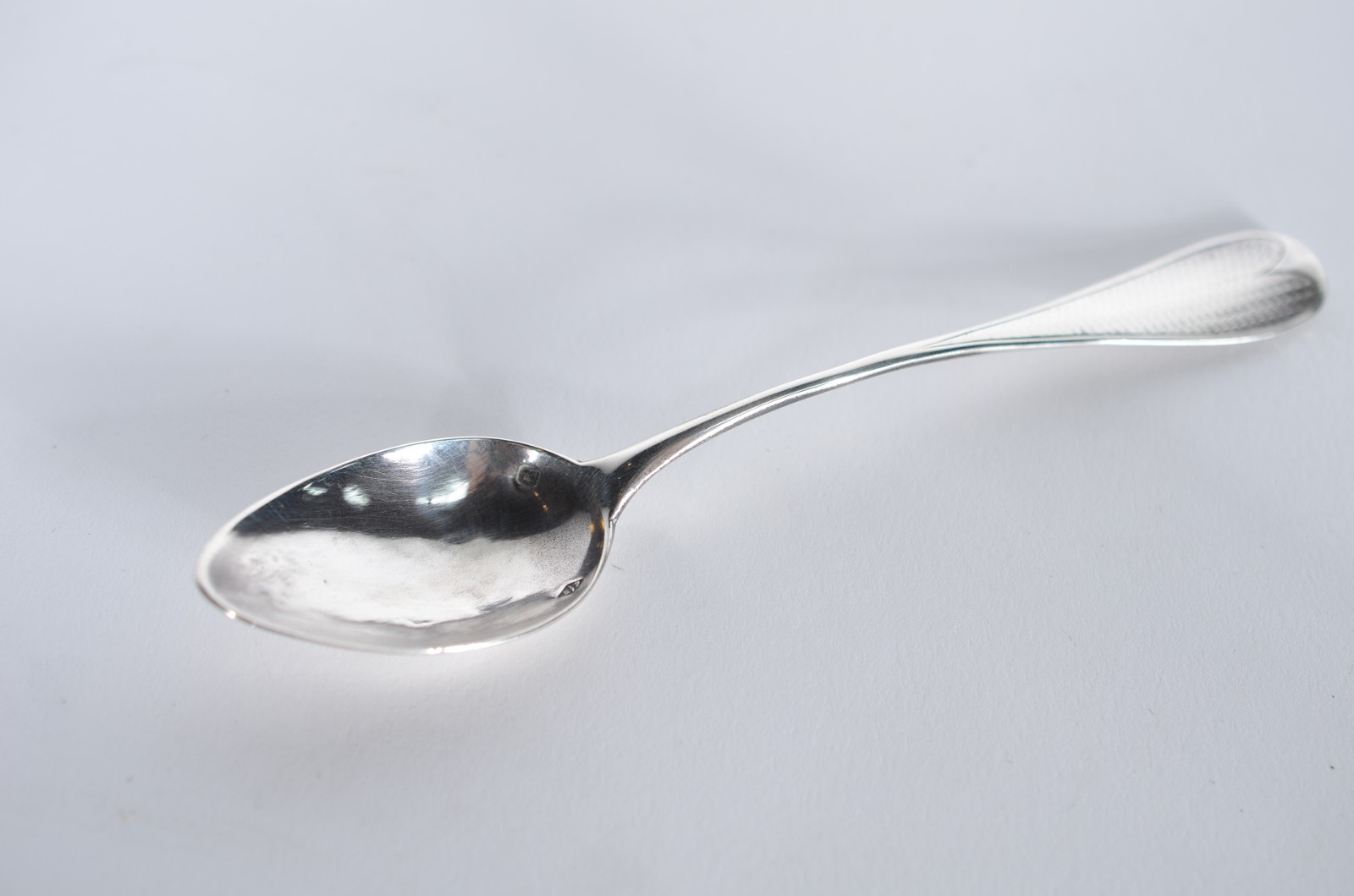Onze peças de prata de lei, sendo: xícara de café com pires e colher... - foto 6 de 11