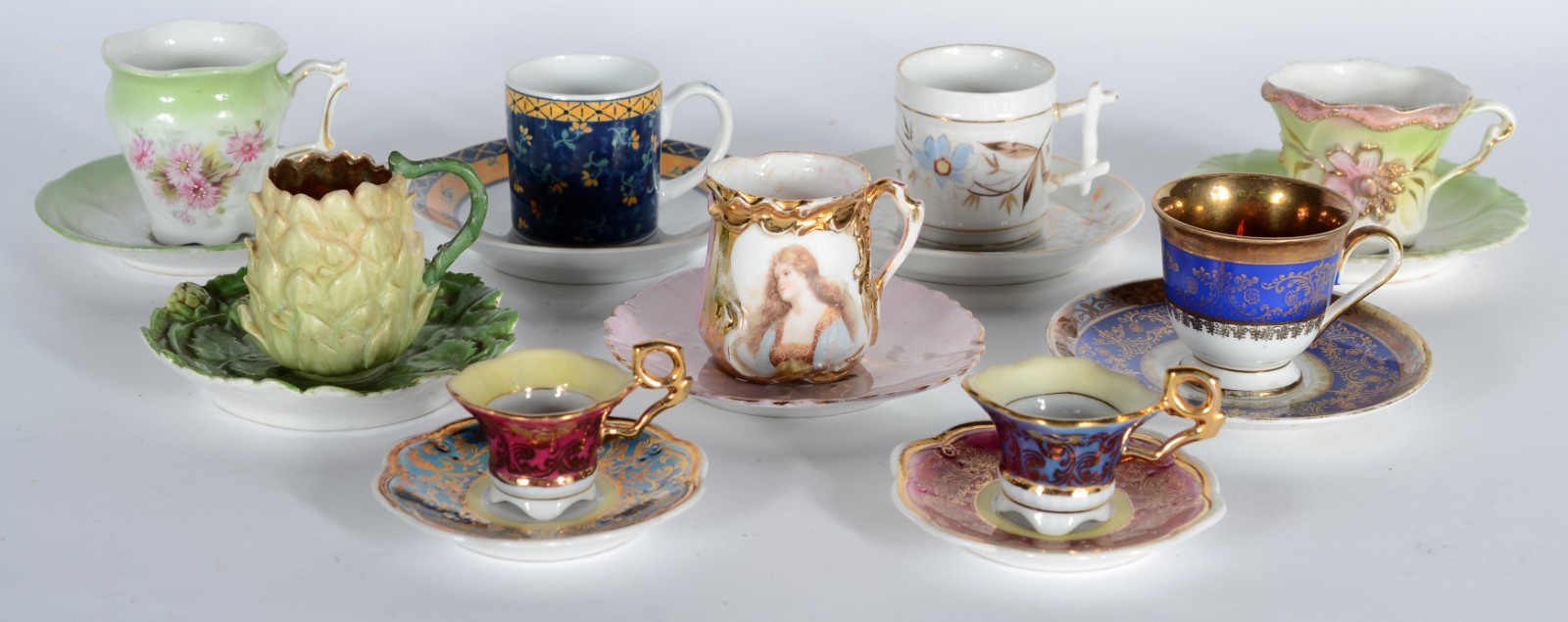 Conjunto com 9 xícaras de café com pires, porcelanas e modelos de... - foto 1 de 9