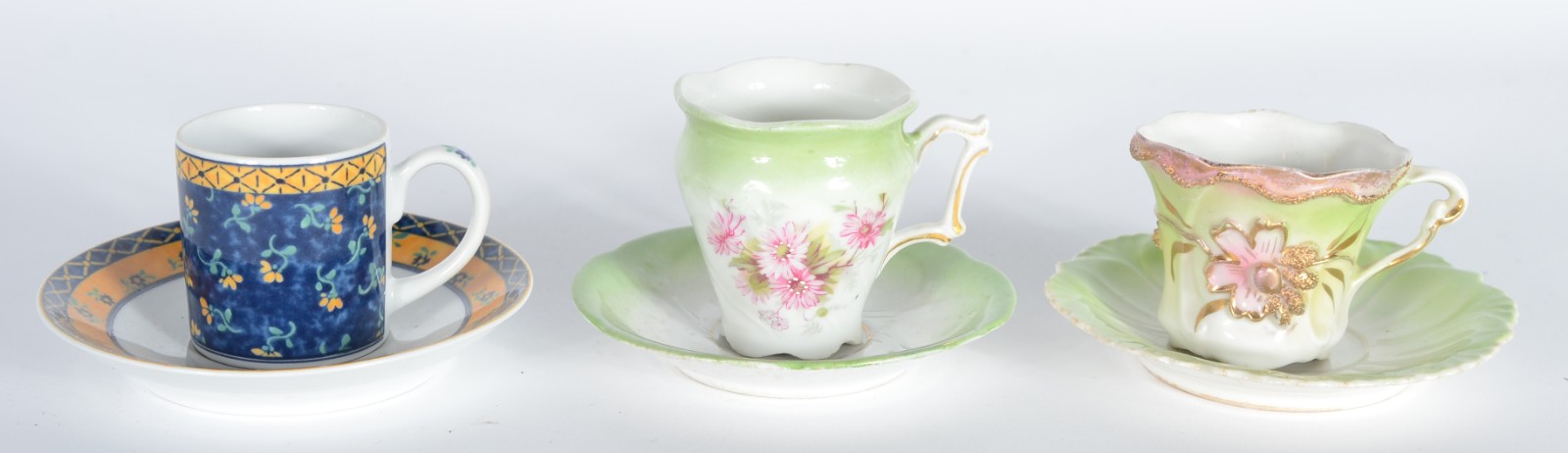 Conjunto com 9 xícaras de café com pires, porcelanas e modelos de... - foto 2 de 9