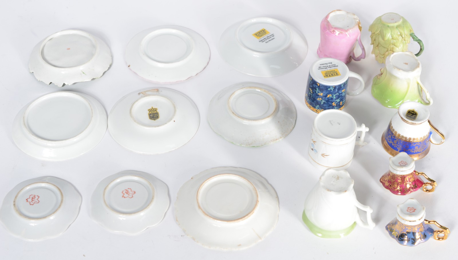 Conjunto com 9 xícaras de café com pires, porcelanas e modelos de... - foto 5 de 9