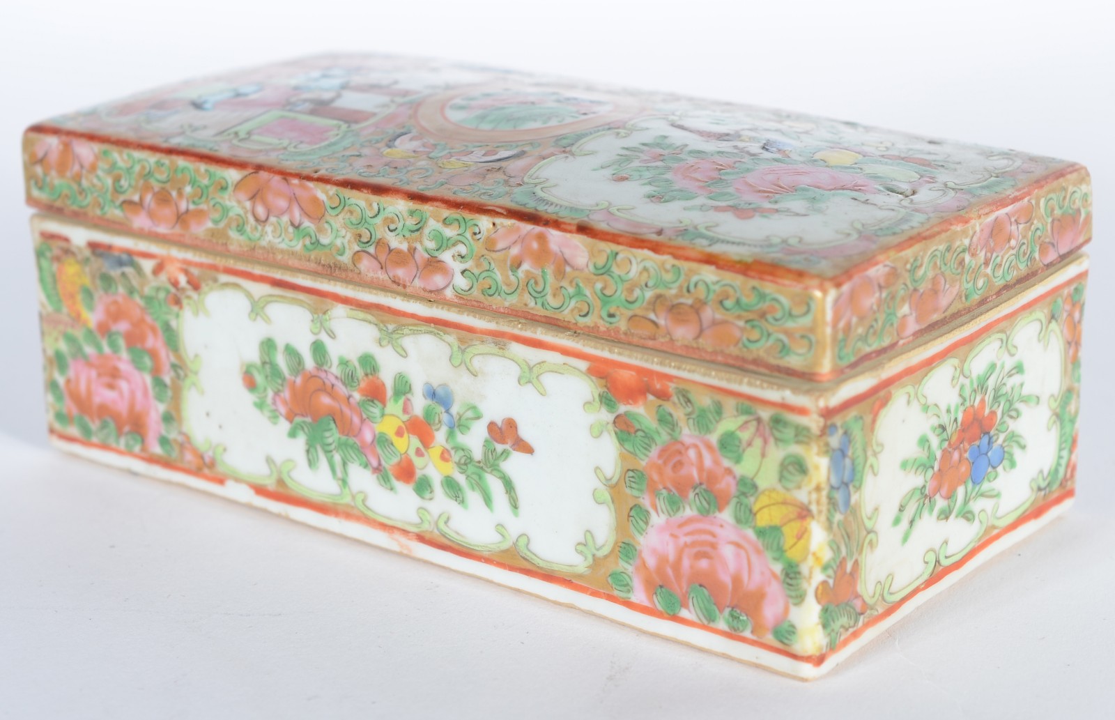 Caixa de porcelana chinesa com figuras e flores em policromia... - foto 1 de 6