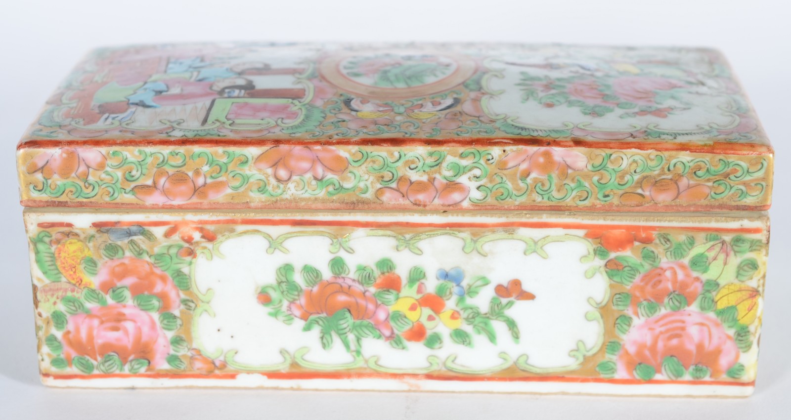 Caixa de porcelana chinesa com figuras e flores em policromia... - foto 2 de 6