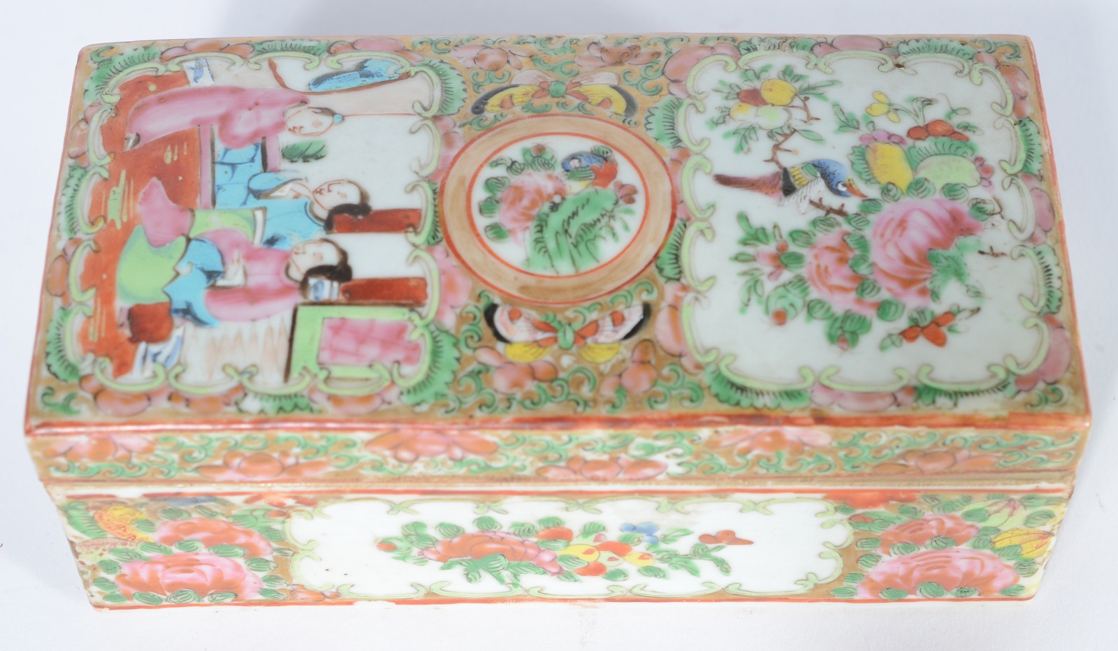 Caixa de porcelana chinesa com figuras e flores em policromia... - foto 3 de 6