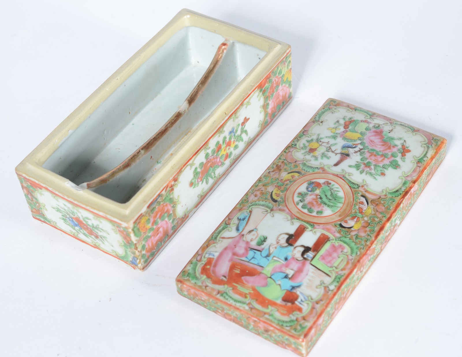 Caixa de porcelana chinesa com figuras e flores em policromia... - foto 4 de 6
