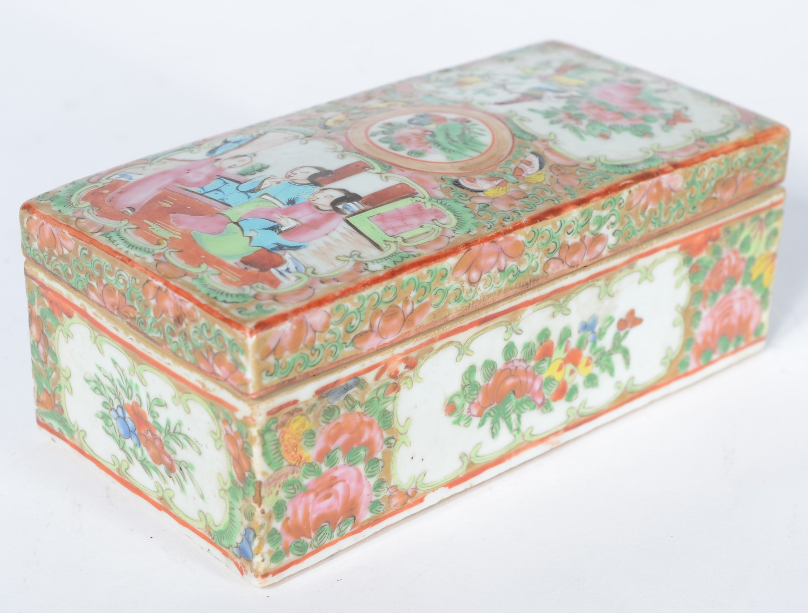 Caixa de porcelana chinesa com figuras e flores em policromia... - foto 5 de 6