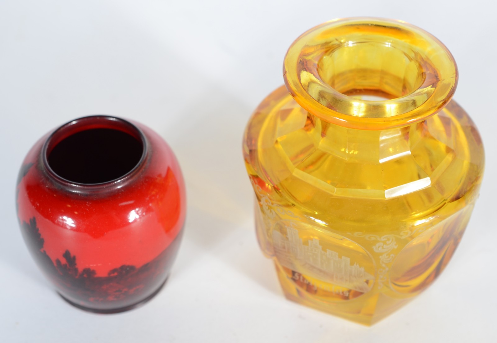 Dois pequenos vasos, sendo um de cristal âmbar feitio sextavado com... - foto 2 de 6
