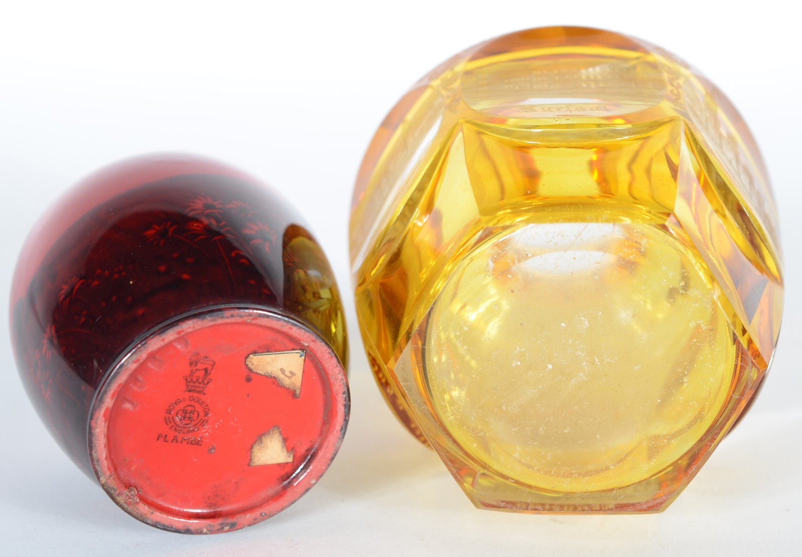 Dois pequenos vasos, sendo um de cristal âmbar feitio sextavado com... - foto 5 de 6