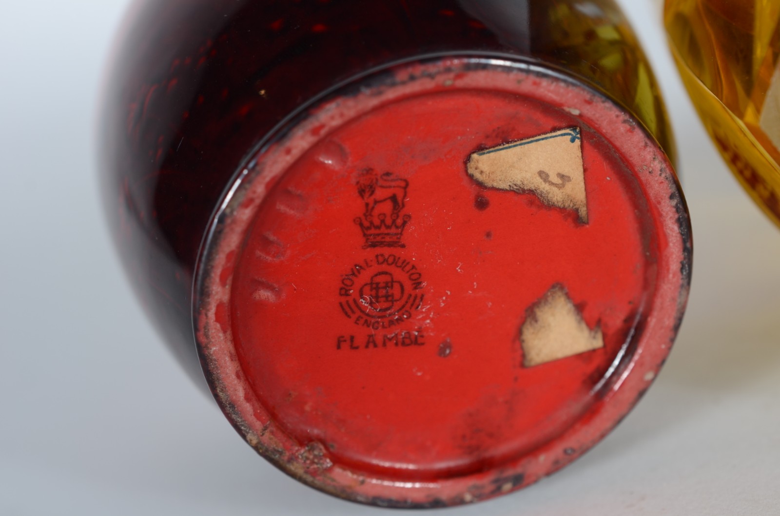 Dois pequenos vasos, sendo um de cristal âmbar feitio sextavado com... - foto 6 de 6
