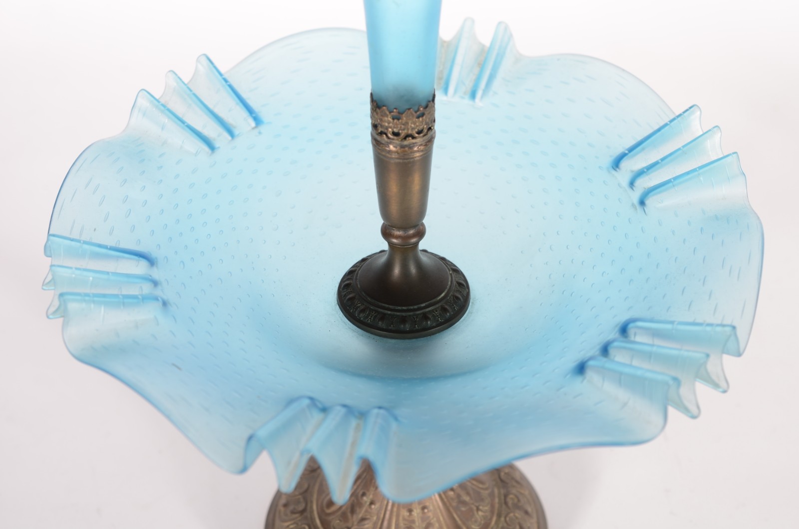 Fruteira de metal com prato e tulipa de vidro azul borda feitio... - foto 3 de 4