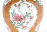 Potiche de porcelana chinesa, Companhia das Índ... - Potiche de porcelana chinesa, Companhia das Índias. Reserva com decoração da Família Rosa, fundo chocolate. Dinastia Qing (1644-1911). Reinado Q...