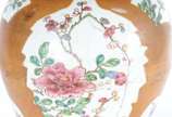 Potiche de porcelana chinesa, Companhia das Índ... - Potiche de porcelana chinesa, Companhia das Índias. Reserva com decoração da Família Rosa, fundo chocolate. Dinastia Qing (1644-1911). Reinado Q...