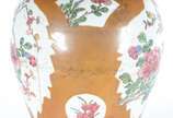 Potiche de porcelana chinesa, Companhia das Índ... - Potiche de porcelana chinesa, Companhia das Índias. Reserva com decoração da Família Rosa, fundo chocolate. Dinastia Qing (1644-1911). Reinado Q...