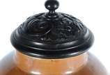 Potiche de porcelana chinesa, Companhia das Índ... - Potiche de porcelana chinesa, Companhia das Índias. Reserva com decoração da Família Rosa, fundo chocolate. Dinastia Qing (1644-1911). Reinado Q...