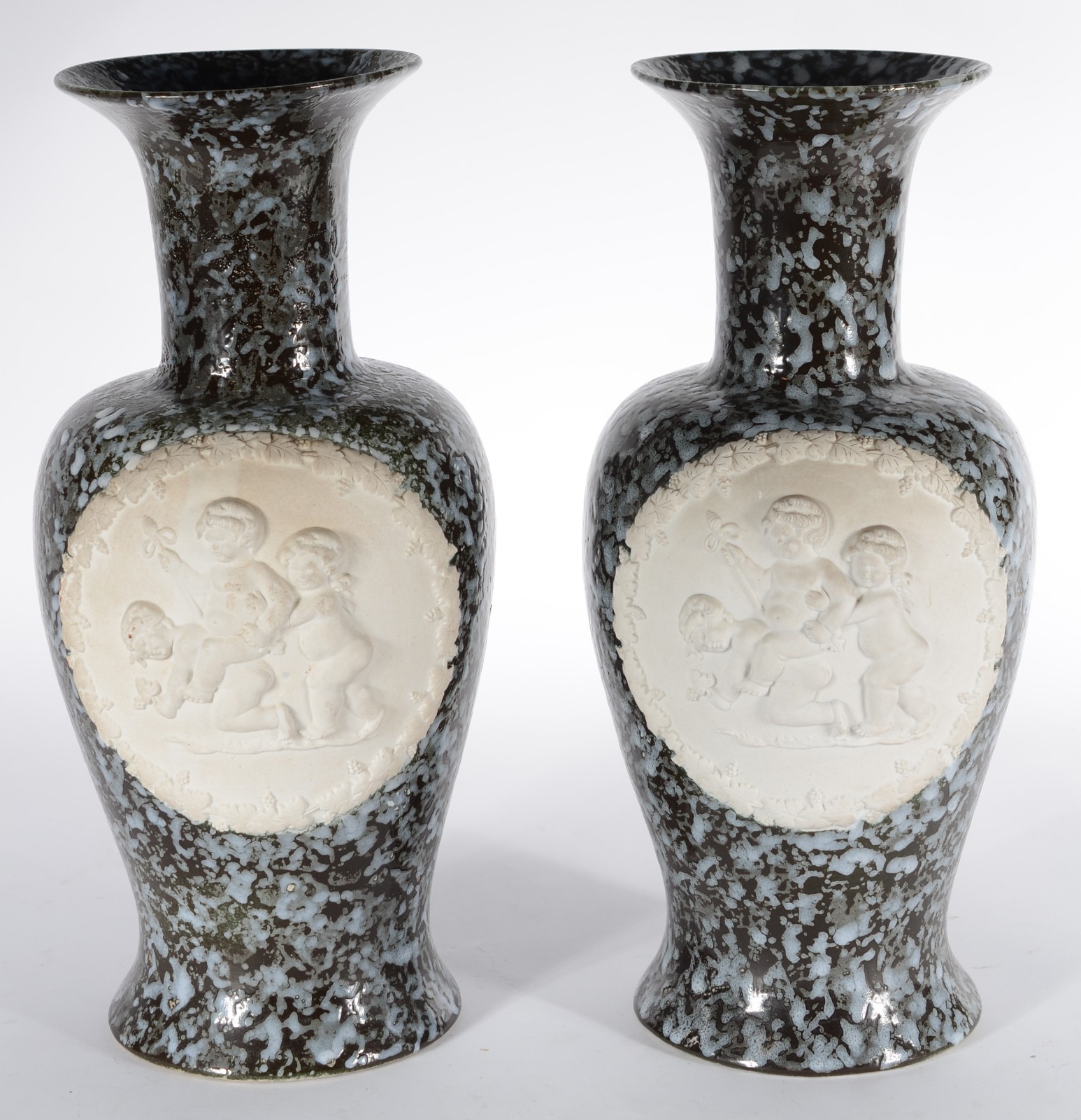 Par de vasos de porcelana cinza mesclada com "reservas" em biscuit... - foto 1 de 7