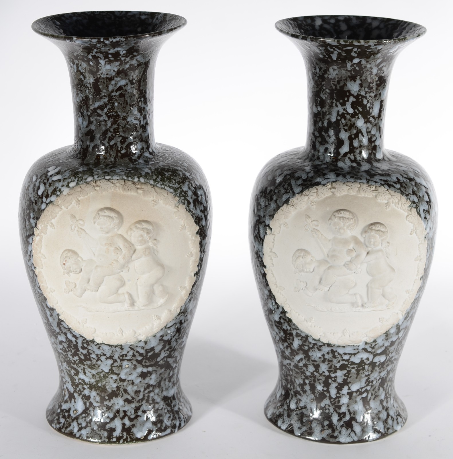 Par de vasos de porcelana cinza mesclada com "reservas" em biscuit... - foto 2 de 7