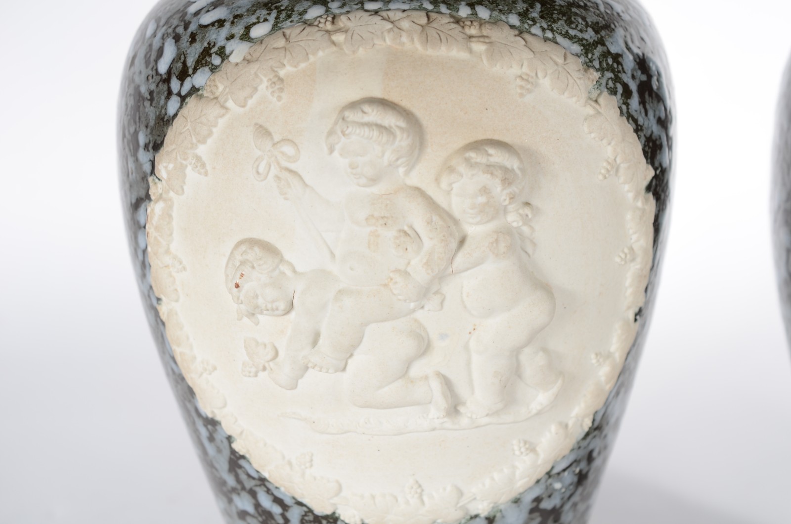 Par de vasos de porcelana cinza mesclada com "reservas" em biscuit... - foto 3 de 7