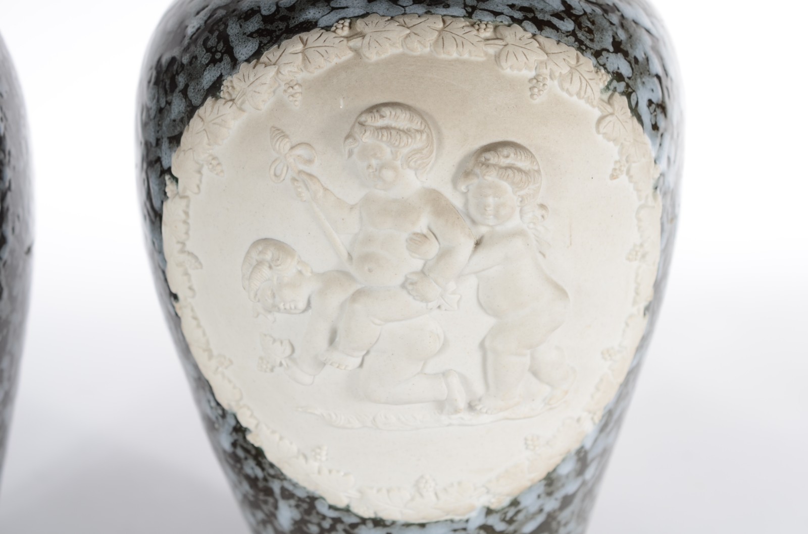 Par de vasos de porcelana cinza mesclada com "reservas" em biscuit... - foto 4 de 7