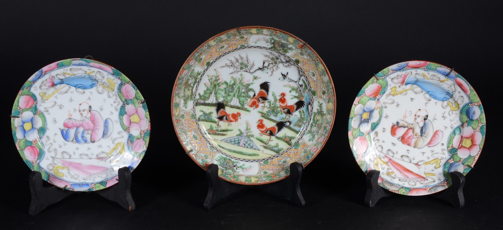 Três pratos de porcelana chinesa, sendo um par com figura típica ao... - foto 1 de 6