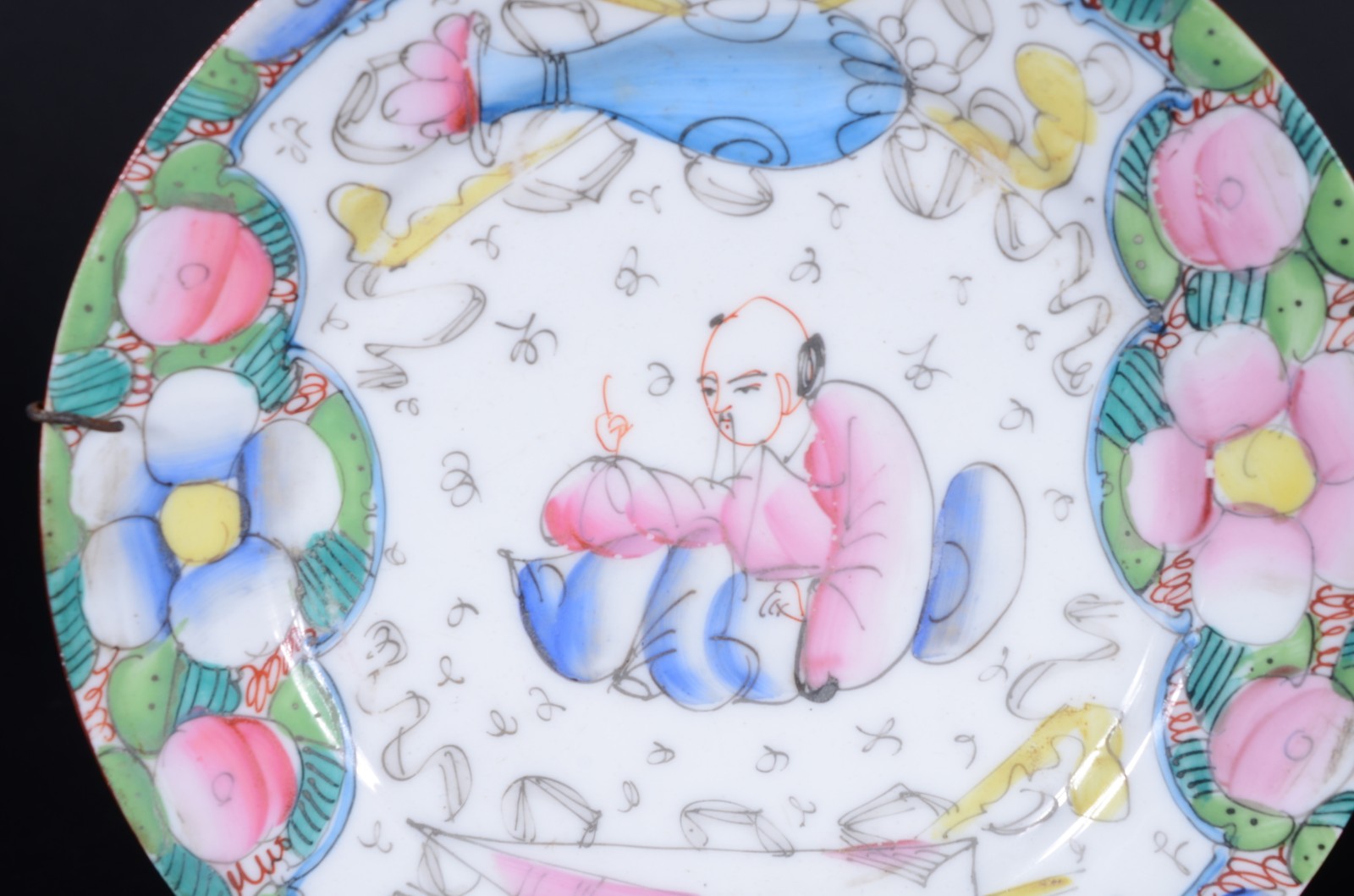 Três pratos de porcelana chinesa, sendo um par com figura típica ao... - foto 2 de 6