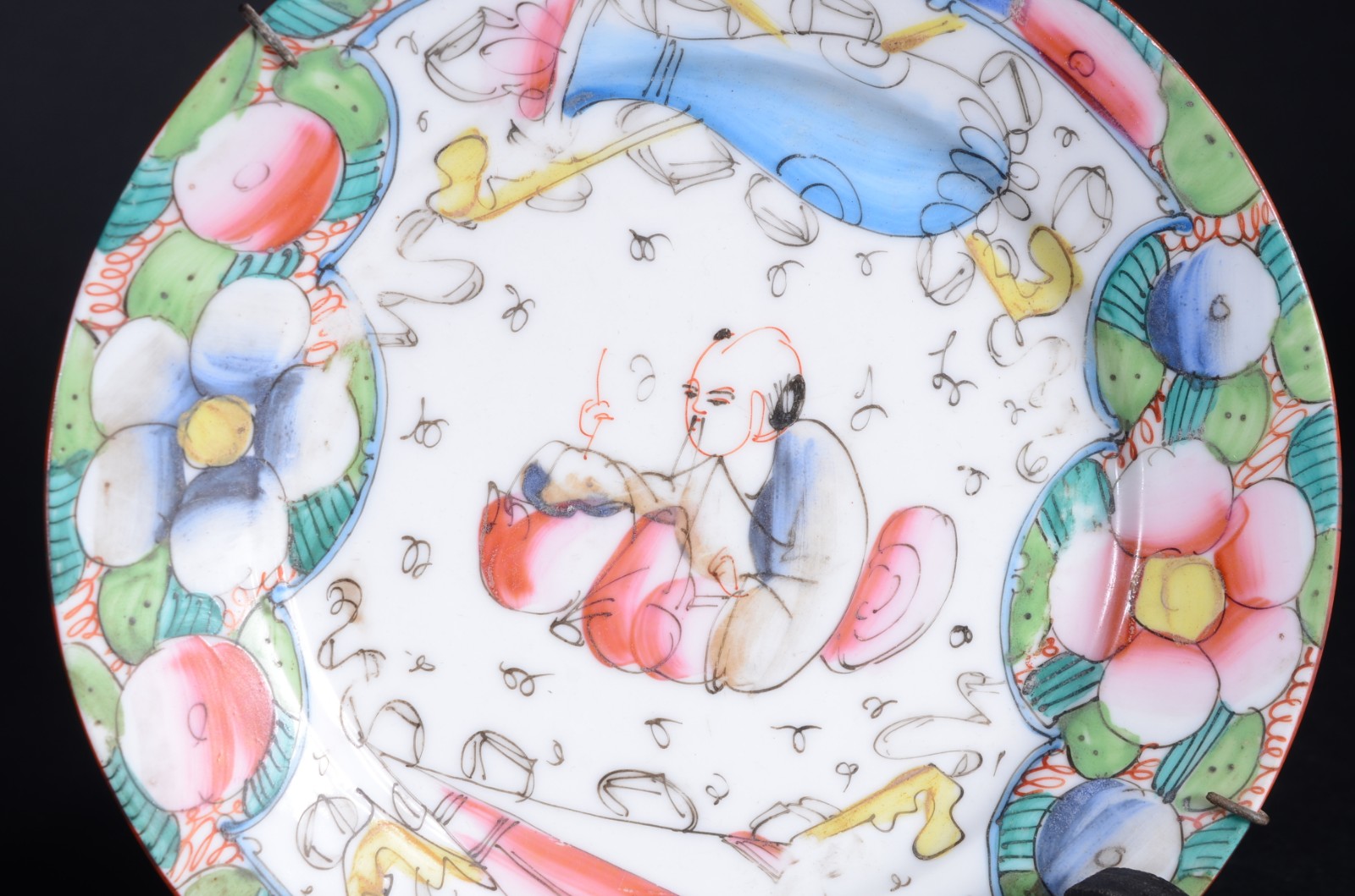 Três pratos de porcelana chinesa, sendo um par com figura típica ao... - foto 3 de 6