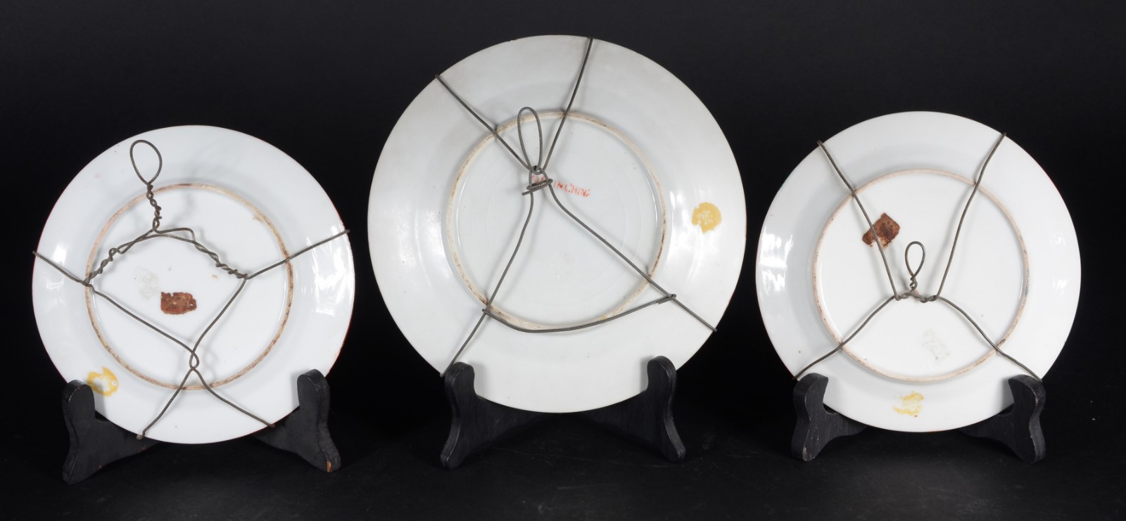 Três pratos de porcelana chinesa, sendo um par com figura típica ao... - foto 4 de 6