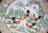 Três pratos de porcelana chinesa, sendo um par ... - Três pratos de porcelana chinesa, sendo um par com figura típica ao centro em policromia, e um prato decorado com figuras de galináceos e guirla...