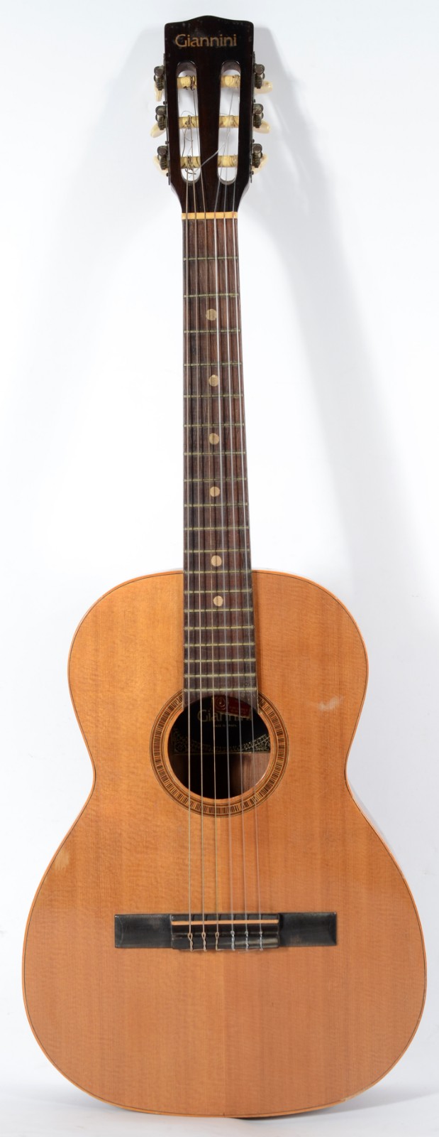 Violão "Giannini" com capa. Pequenos desgastes. - foto 1 de 9