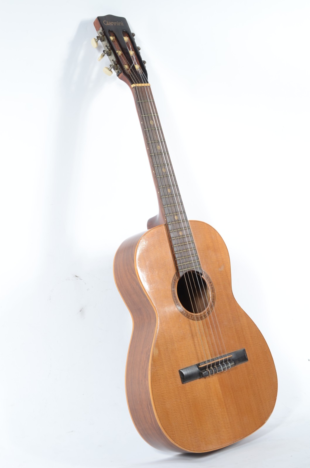 Violão "Giannini" com capa. Pequenos desgastes. - foto 3 de 9