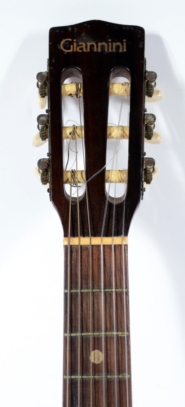 Violão "Giannini" com capa. Pequenos desgastes. - foto 4 de 9