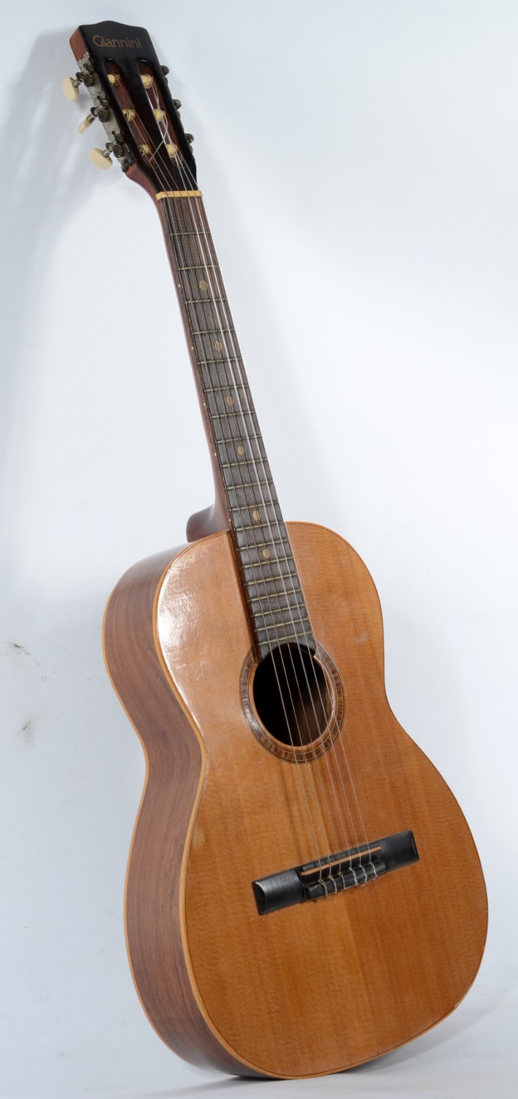 Violão "Giannini" com capa. Pequenos desgastes. - foto 5 de 9