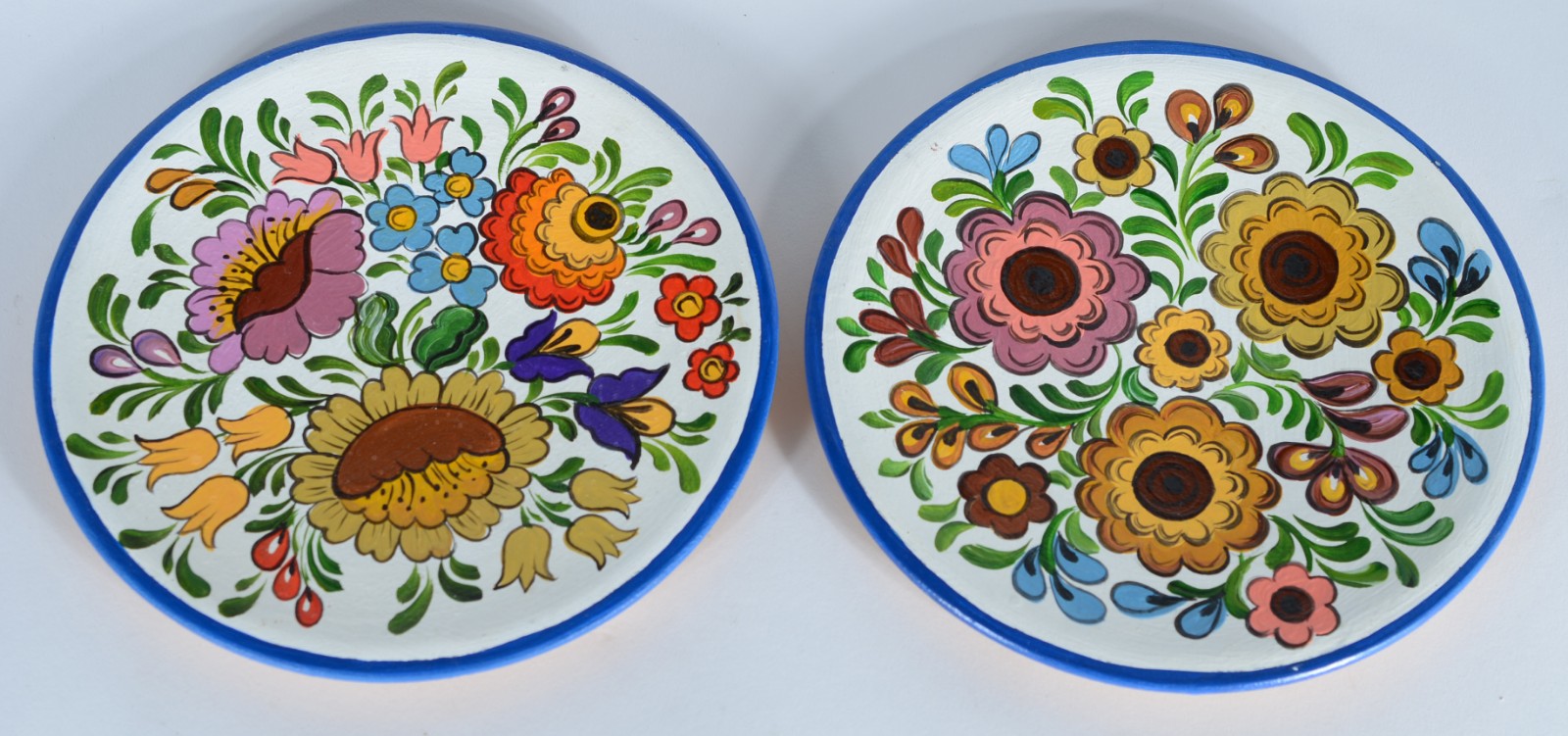 Par de pratos para parede em madeira pintada Bauer floral húngara... - foto 1 de 6