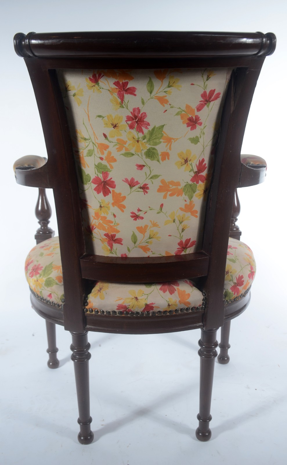 Cadeira com braços de madeira nobre, estofamento floral com... - foto 7 de 11