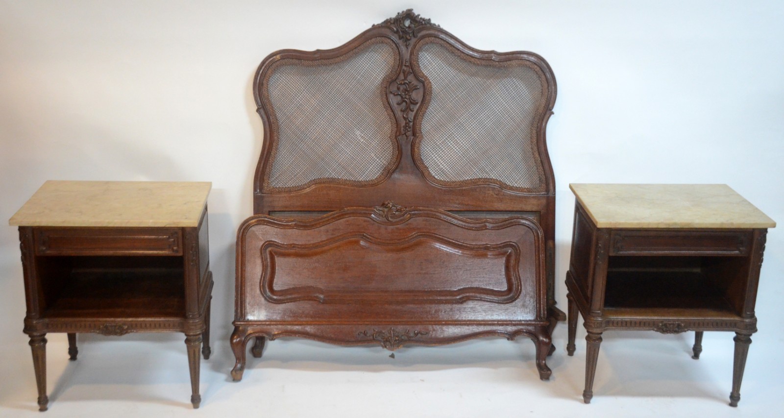 Conjunto de cama de solteiro com detalhes de palhinha na cabeceira e... - foto 1 de 11