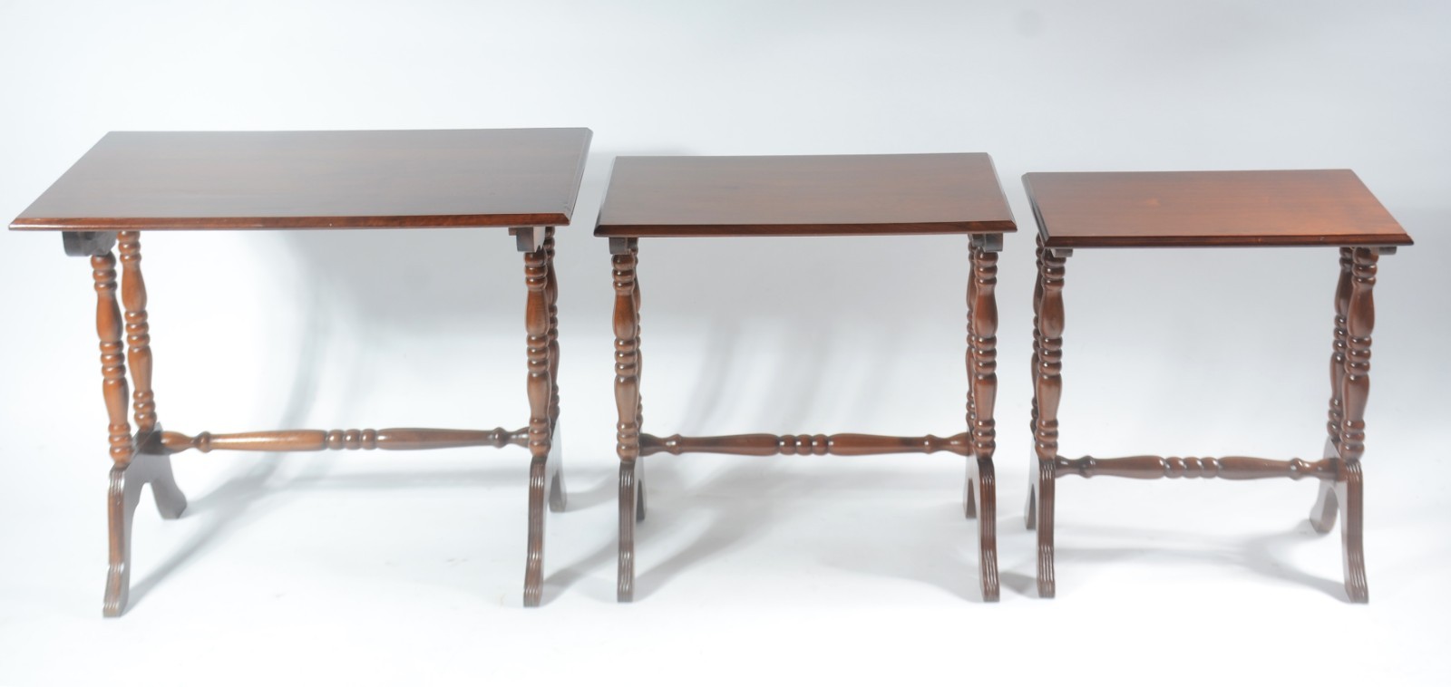 Mesa ninho de madeira nobre, 3 peças, pernas torneadas - foto 3 de 4