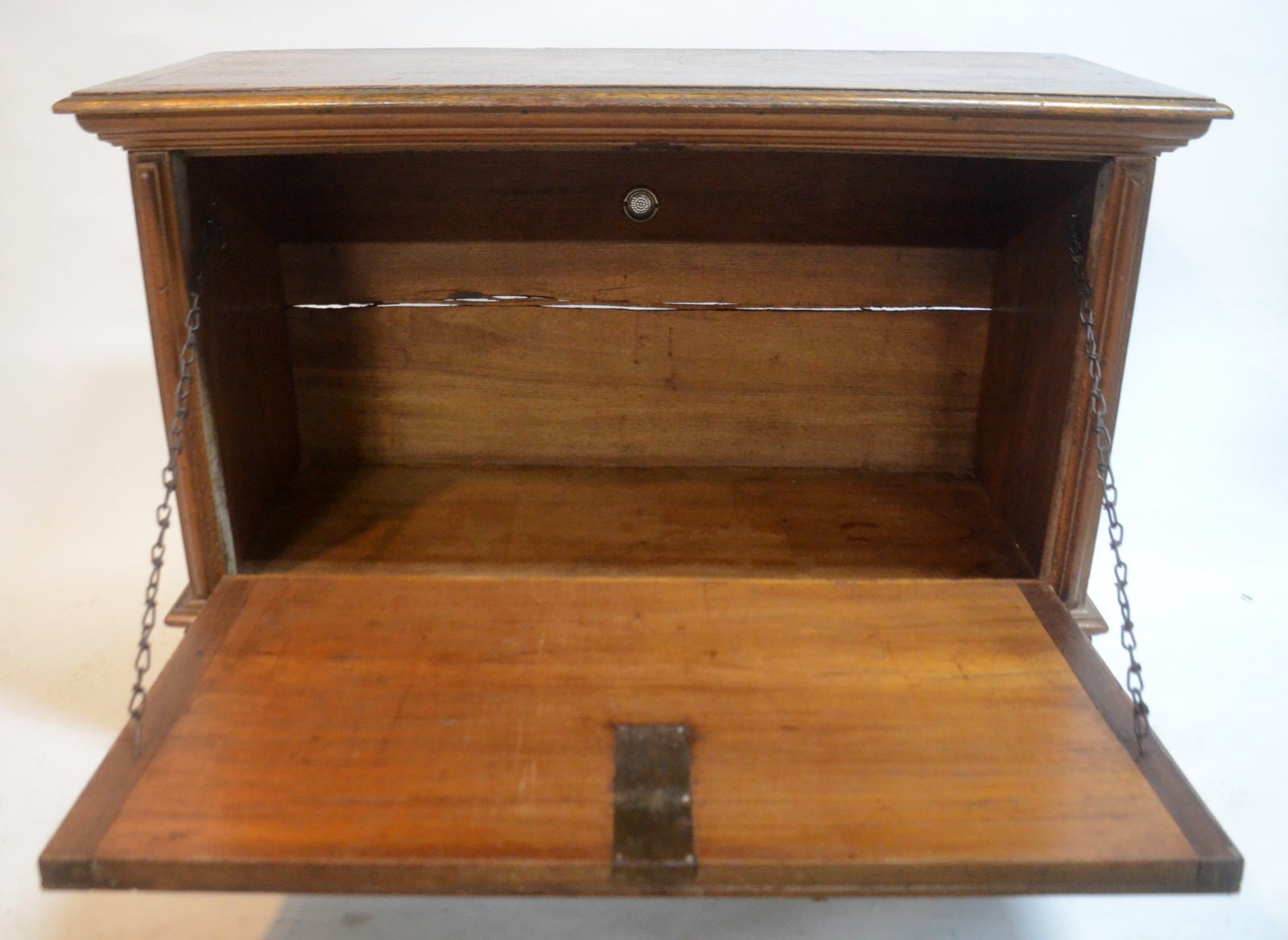Móvel arca de madeira nobre com 2 portas e 2 gavetas com detalhes de... - foto 3 de 7