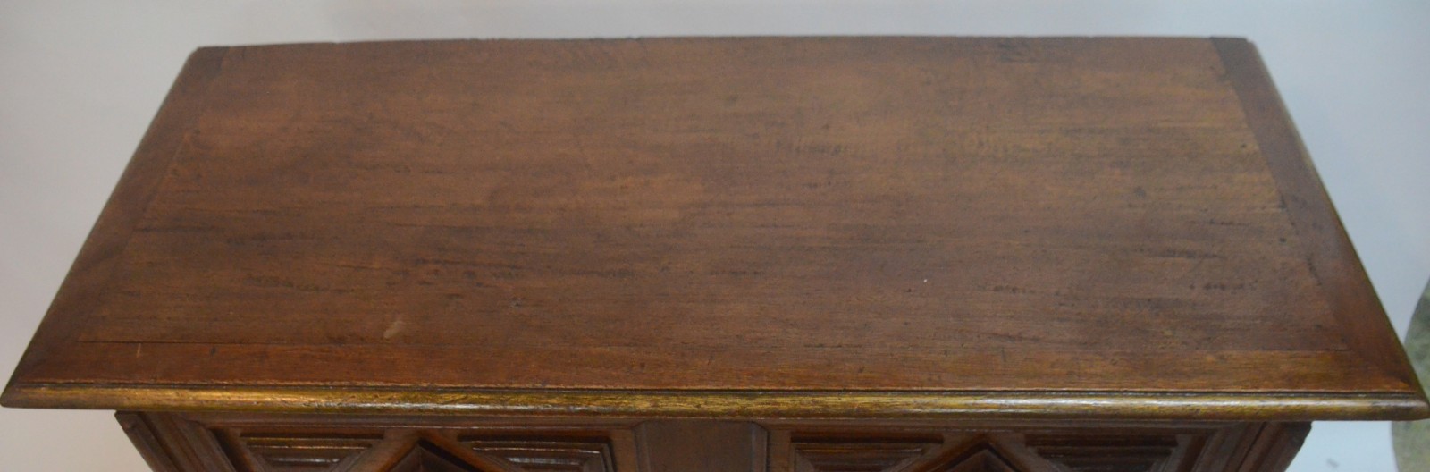 Móvel arca de madeira nobre com 2 portas e 2 gavetas com detalhes de... - foto 4 de 7
