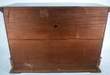 Móvel arca de madeira nobre com 2 portas e 2 ga... - Móvel arca de madeira nobre com 2 portas e 2 gavetas com detalhes de "losangos" em relevo.