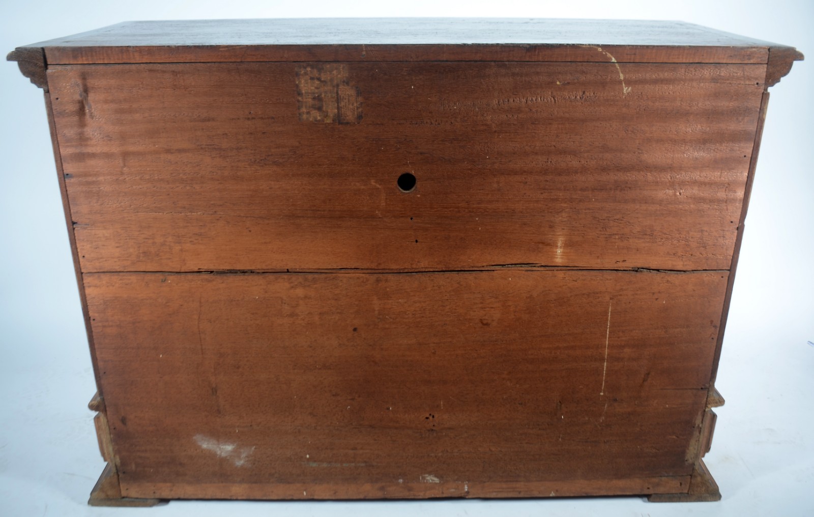 Móvel arca de madeira nobre com 2 portas e 2 gavetas com detalhes de... - foto 5 de 7