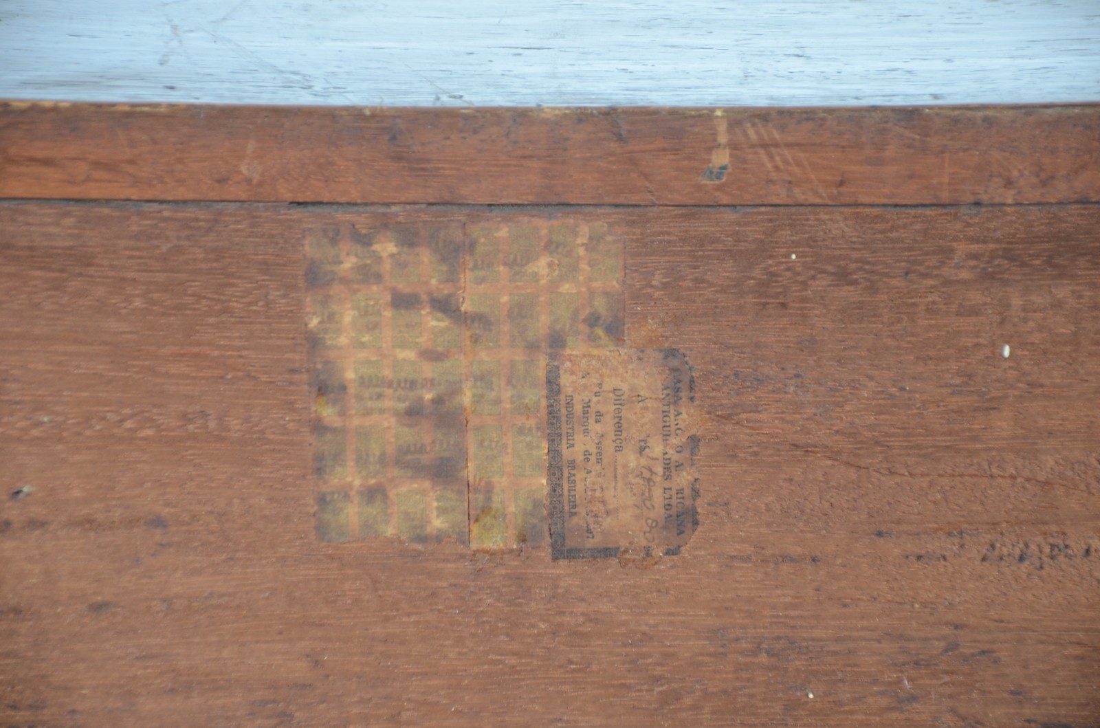 Móvel arca de madeira nobre com 2 portas e 2 gavetas com detalhes de... - foto 6 de 7