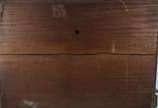 Móvel arca de madeira nobre com 2 portas e 2 ga... - Móvel arca de madeira nobre com 2 portas e 2 gavetas com detalhes de "losangos" em relevo.