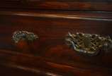 Cômoda com alçada de jacarandá, parte inferior ... - Cômoda com alçada de jacarandá, parte inferior com uma gaveta maior e tres menores, alçada com 2 gavetas menores e 4 maiores, puxadores de metal...