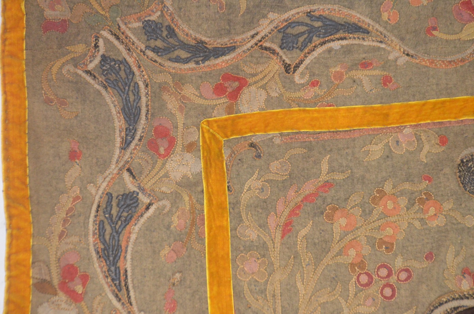 Antiga tapeçaria trabalhada com figura de ânfora com flores, borda... - foto 3 de 5