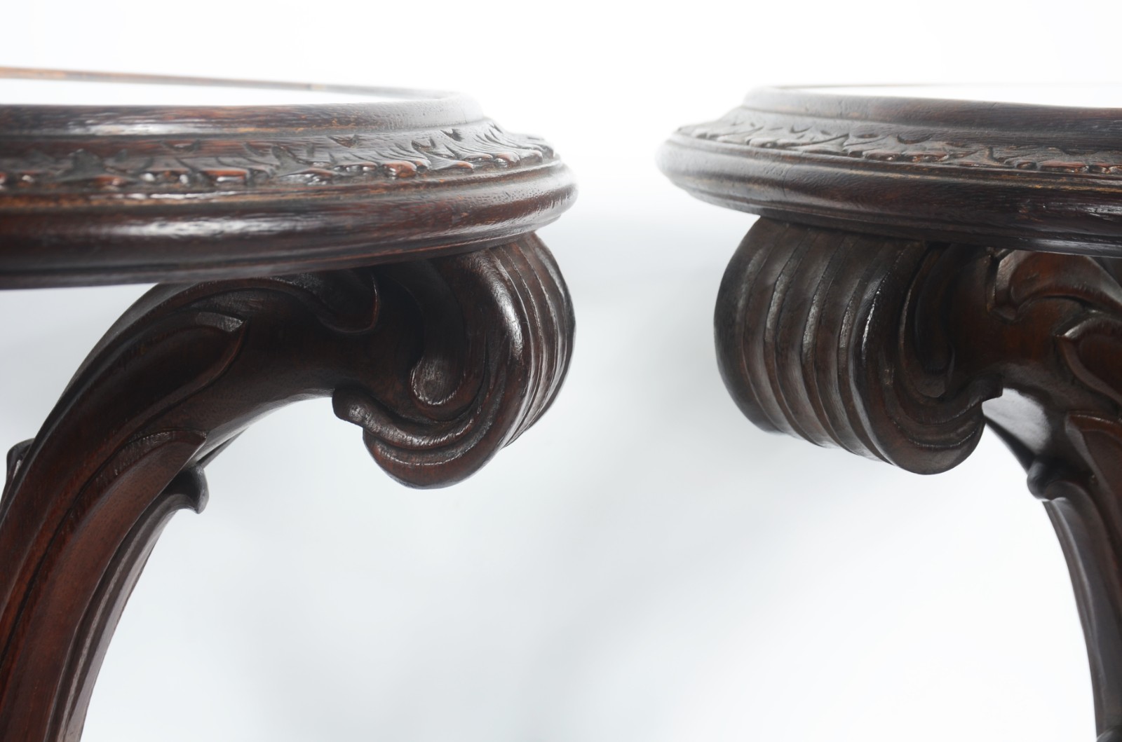 Conjunto com 3 mesas de madeira nobre entalhada, pernas recurvas com... - foto 7 de 7