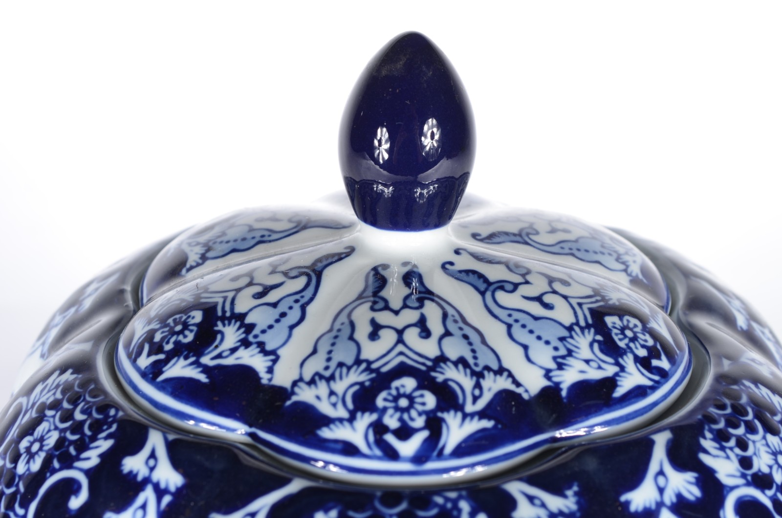 Potiche de porcelana feitio gomado decorado com folhagens em tons de... - foto 2 de 5