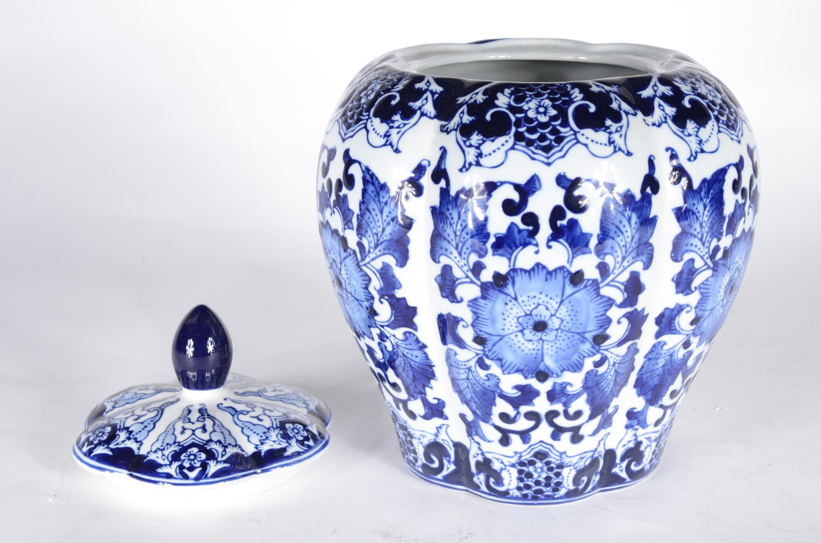 Potiche de porcelana feitio gomado decorado com folhagens em tons de... - foto 3 de 5